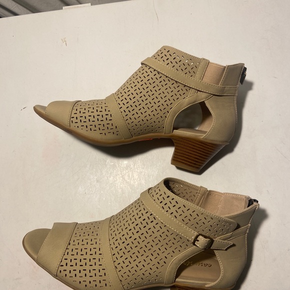 Easy street tan cutout ankle booties 2” block heels size 10 NWT - Picture 4 of 6